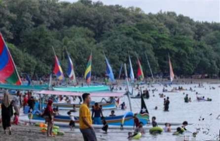 Libur Idul Fitri 2023, objek wisata bahari Pantai Pasir Putih Situbondo masih favorit masyarakat berwisata.(Foto:Guido/Ngopibareng.id)