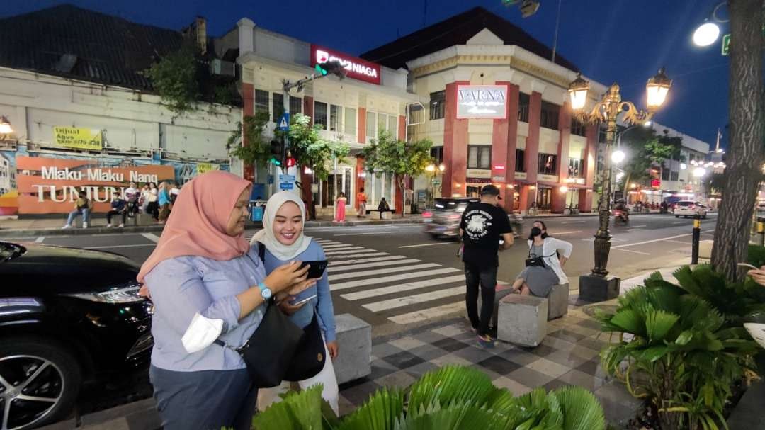 Pengunjung menikmati liburan di Jalan Tunjungan, Surabaya, Senin 24 April 2023. (Foto: Fariz Yarbo/Ngopibareng.id)