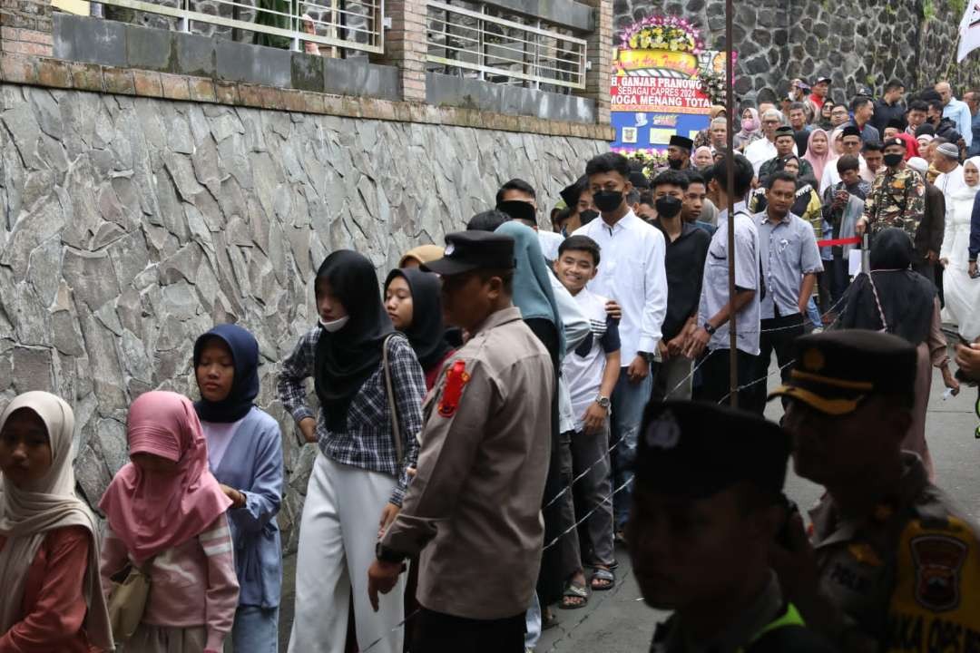 Gubernu Jawa Tengah, Ganjar Pranowo tetap tersenyum dan ramah menyapa ribuan orang yang terus berdatangan di acara open house di tempat kelahirannya, Tawangmangu, Senin 24 April 2023. (Foto: istimewa)