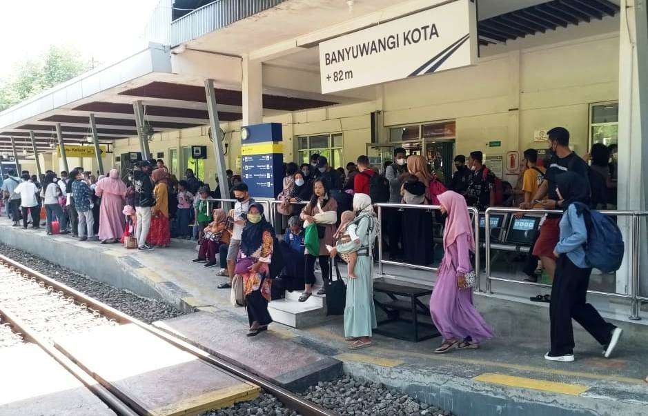 Ratusan pemudik hendak kembali ke perantauan dengan kereta api di Stasiun Banyuwangi Kota (Foto: Istimewa)