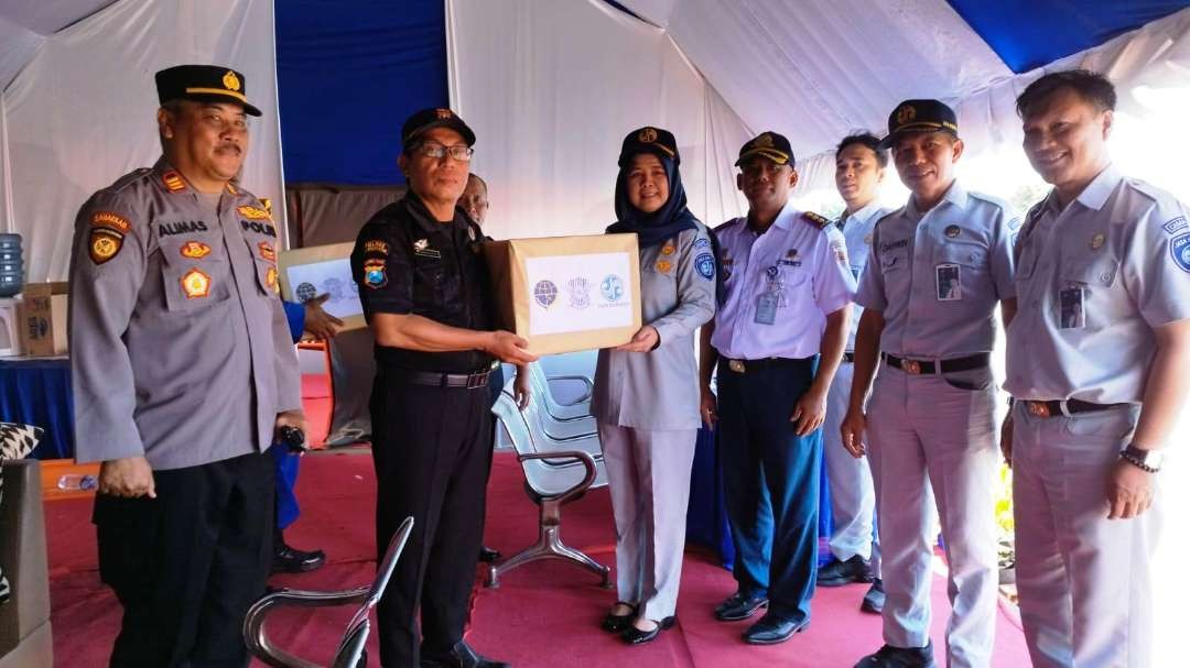 Petugas di Pos Pengamanan Ketapang mendapatkan support berupa bingkisan dari BPTD XI dan Jasa Raharja Jawa Timur (foto: Muh Hujaini/Ngopibareng.id)