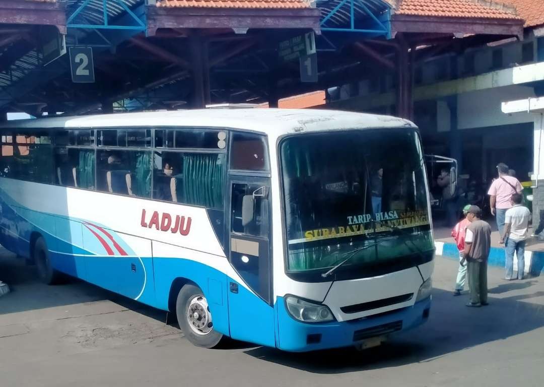 Sebuah bus berangkat dari Terminal Bayuangga, Kota Probolinggo, Selasa, 25 April 2023. (Foto: Ikhsan Mahmudi/Ngopibareng.id)