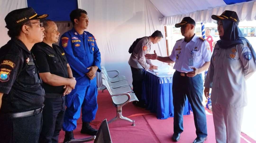 Kepala PT Jasa Raharja Cabang Utama Jawa Timur meninjau pos pengamanan di Pelabuhan Ketapang, Banyuwangi (Foto: Muh Hujaini/Ngopibareng.id)