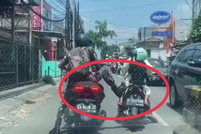Motor seorang ibu boncengan dengan anaknya ditendang oknum anggota Kopasgat di Bekasi viral di media sosial. (Foto: Instagram)
