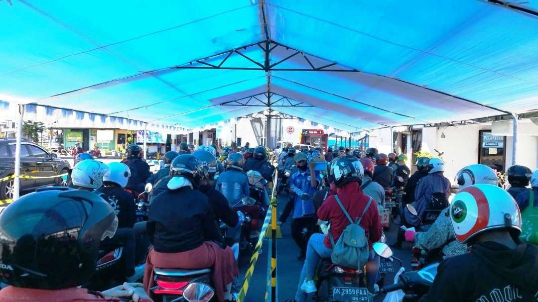 Para pemudik yang mengendarai sepeda motor menunggu giliran masuk ke Kapal penyeberangan di Pelabuhan Ketapang, Banyuwangi (Foto: Muh Hujaini/Ngopibareng.id)