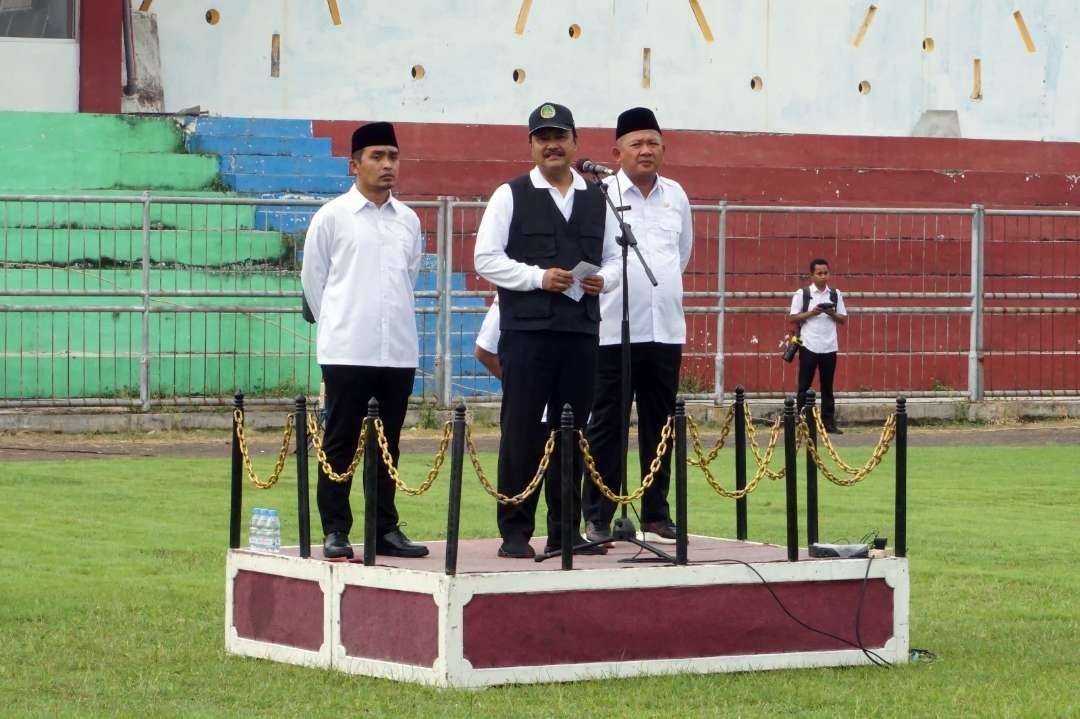 Walikota Pasuruan, Saifullah Yusuf memimpin pelaksanaan apel didampingi Wawali Adi Wibowo beserta Sekretaris Daerah, Rudiyanto. (Foto: Dok Kota Pasuruan)