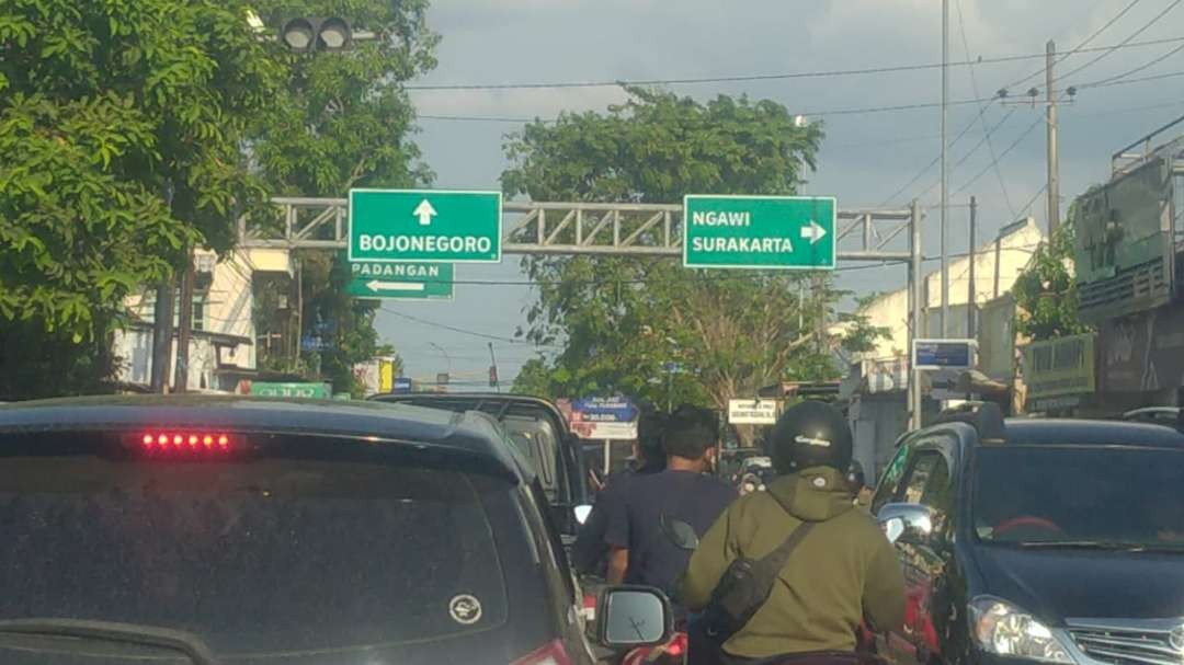 Perempatan Padangan, Bojonegoro yang pada lalu lintas, pada Selasa 25 April, kini mulai normal, pada Rabu 26 April 2023. (Foto: sujatmiko/Ngopibareng.id)