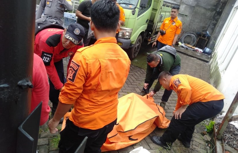 Evakuasi jenazah tewas di dalam tangki air Kecamatan Gubeng (Foto: dok. BPBD Surabaya)