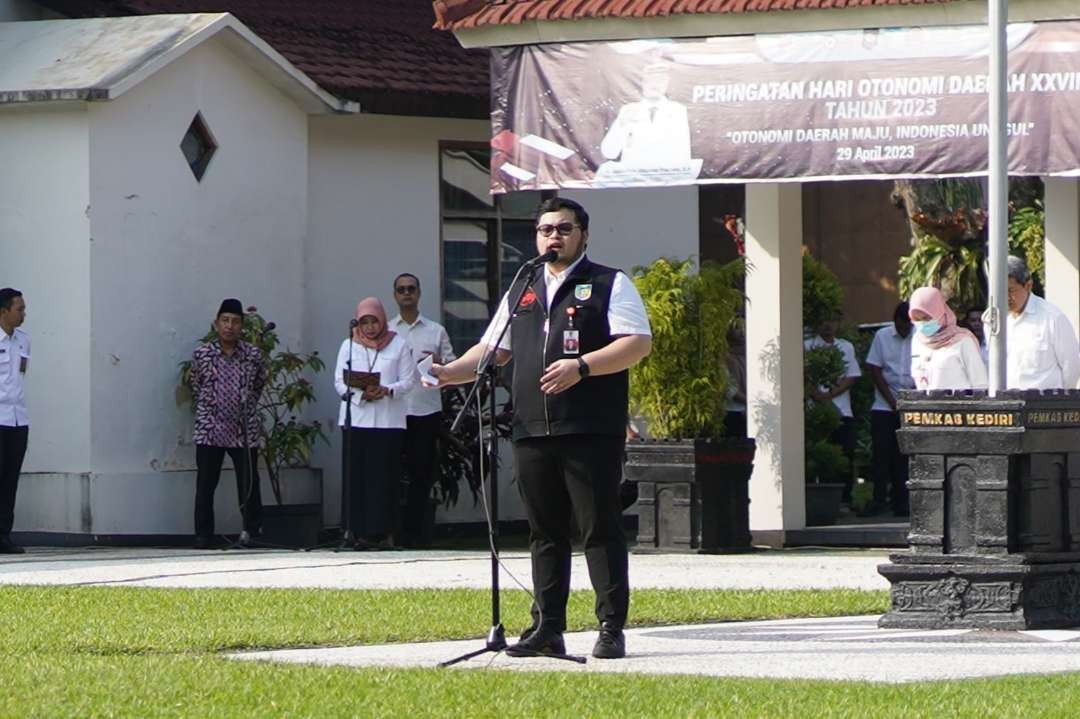 Bupati Kediri Hanindhito Himawan Pramana mewajibkan sektor pelayanan publik kembali dibuka maksimal usai libur Idul Fitri 2023.(Foto: Istimewa)