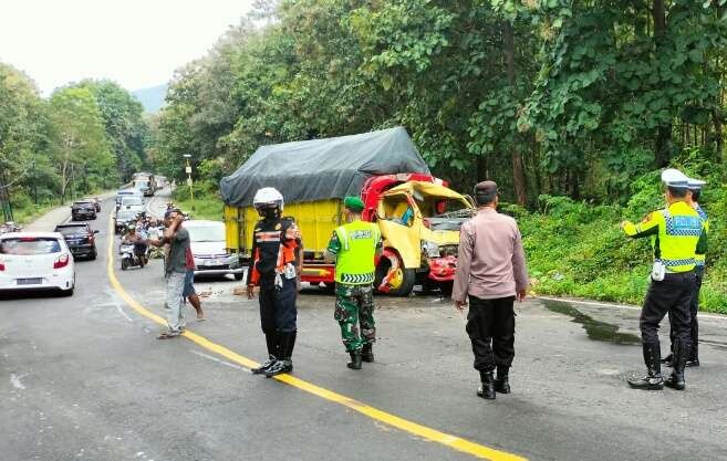 Anggota Satlantas Polres Situbondo melakukan olah TKP dan mengatur arus lalu lintas di Jalan Raya Baluran Pantura Situbondo.(foto: satlantas polres Situbondo)