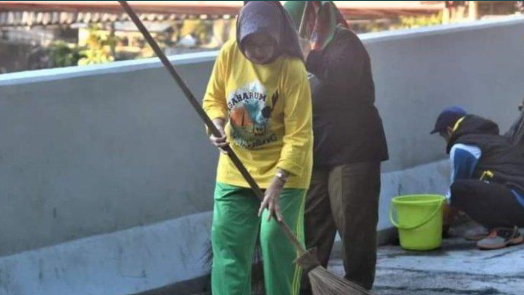 Wakil Bupati Lumajang Indah Amperawati (Bunda Indah) membersihkan Jembatan Gladak Perak, Kamis 27 April 2023. (Foto: Dok Kominfo Lumajang via Surya)