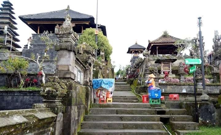 Selain menjadi tempat persembahyangan untuk umat Hindu, Pura Agung Besakih juga menjadi tempat wisata Bali berkelas dunia. (Foto: Humas Pemprov Bali)