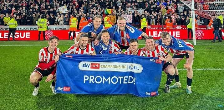 Para pemain Sheffield United membawa spanduk bertuliskan promosi setelah mereka memastikan diri naik kelas ke Premier League musim 2023/2024. (Foto: Twitter/@SheffieldUnited)