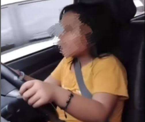 Bocah perempuan 10 tahun diajari menyetir mobil di jalan raya Samarinda. (Foto: TikTok)
