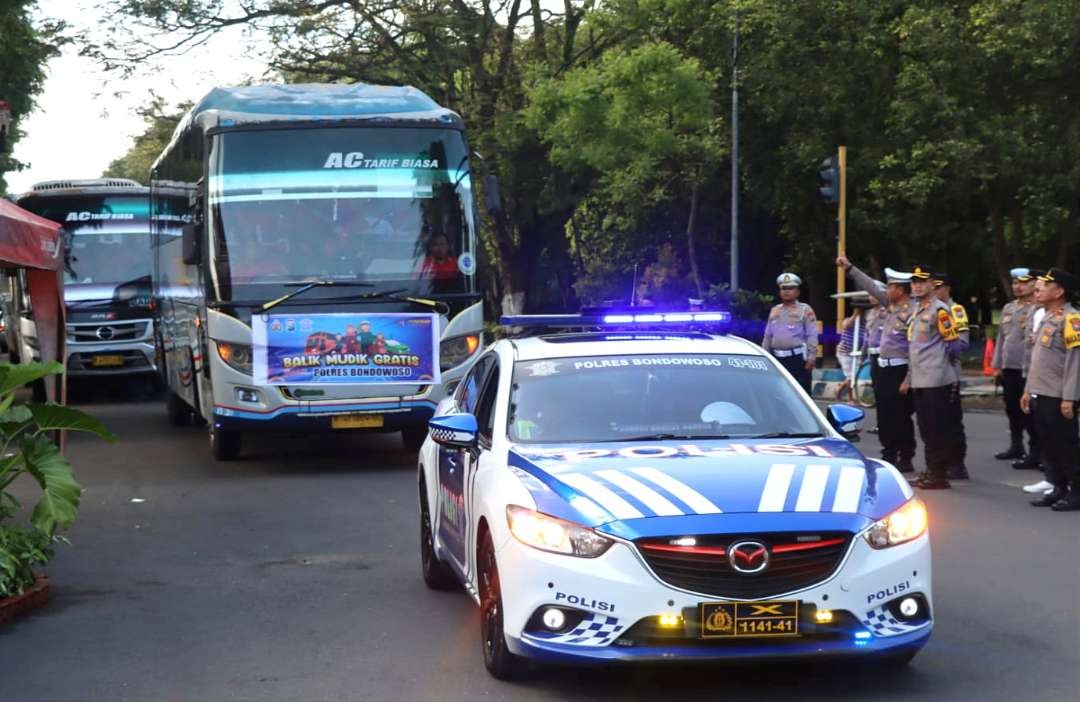 Rombongan lima bus balik gratis tujuan Surabaya membawa 176 warga Bondowoso kembali ke tempat kerjanya, Jumat 28 April 2023.(Foto: Guido/ngopibareng.id)