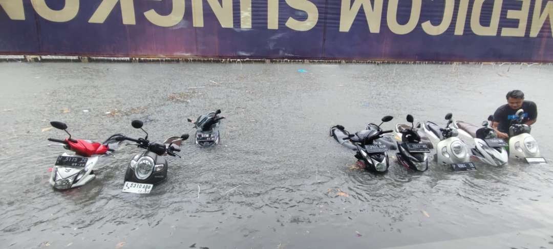 Banjir di Mayjend Sungkono hingga rendam separuh body motor. (Foto: Dokumentasi Warga)