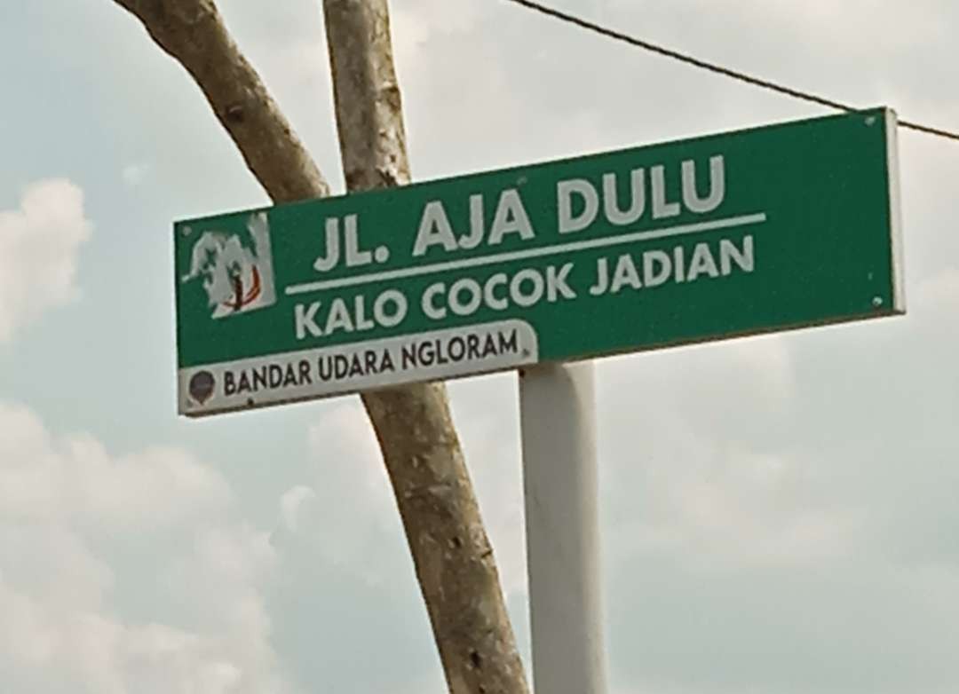 Nama unik bertebaran di sepanjang jalan menuju Bandara Ngloram, Cepu. (Foto: Imron Rosidi/Ngopibareng.id)