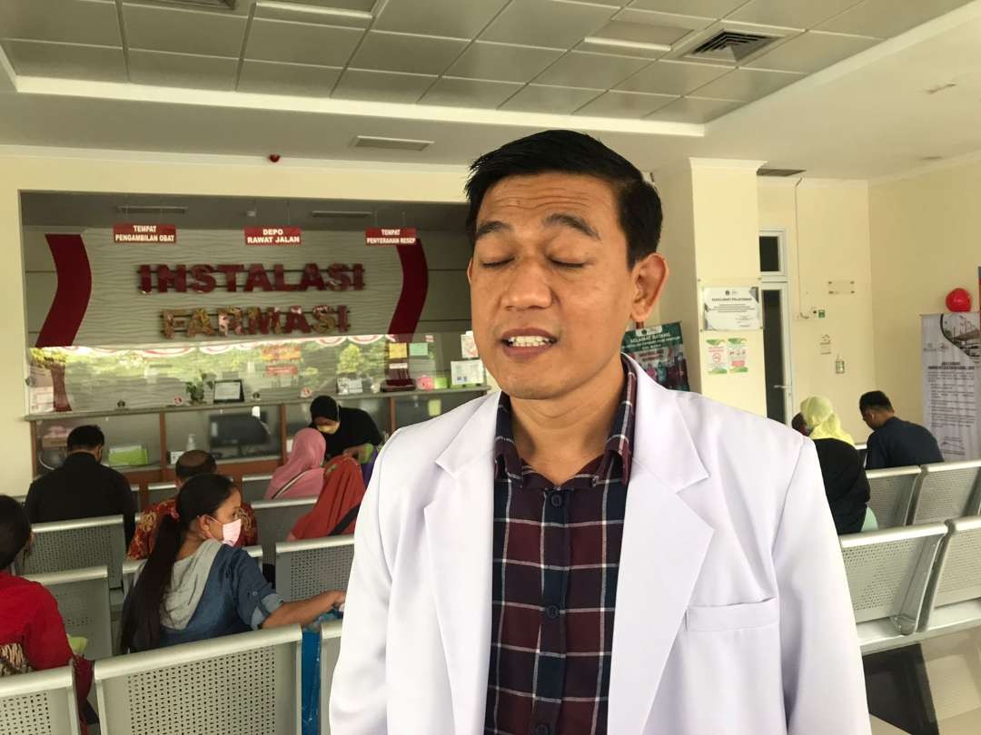 Penanggung Jawab Klinik Paru RSUD Srengat Blitar dr Agus Andreas Santoso saat dikonfirmasi ngopibareng.id. (Foto: Choirul Anam/Ngopibareng.id)
