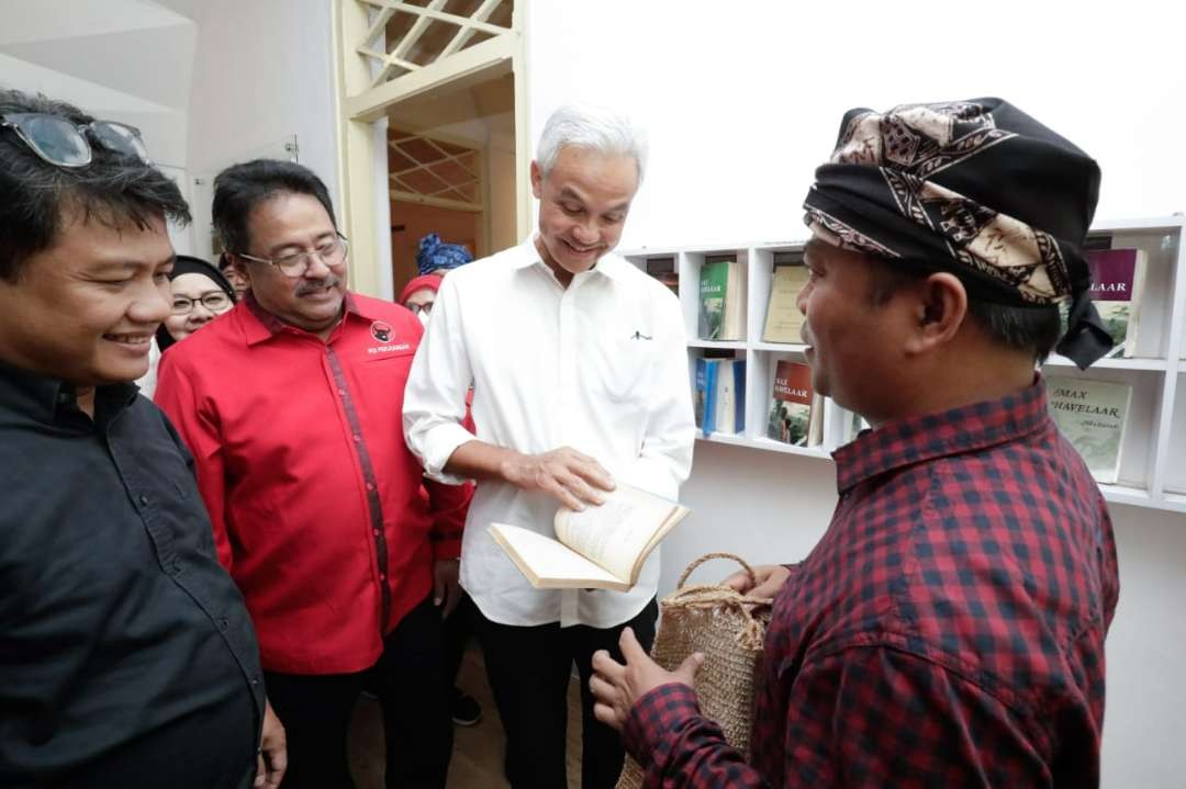 Gubernur Ganjar Pranowo didampingi Rano Karno berkunjung ke Museum Multatuli di Banten. (Foto: Humas Pemprov Jateng)