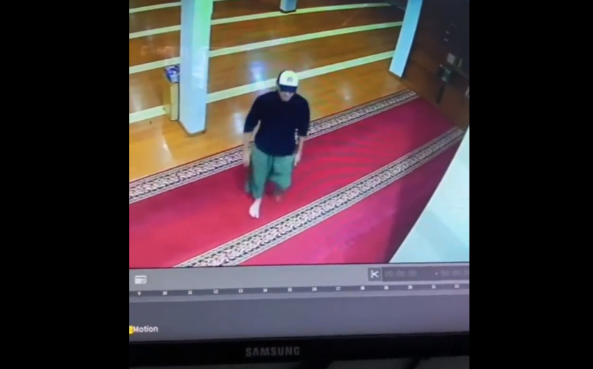Seorang warga negara Australia, berinisial MBCAA, 48 tahun, meludahi imam tetap Masjid Al-Muhajir Muhammad Basri Anwar, 24 tahun. (Foto: tangkapan layar video di Twitter)