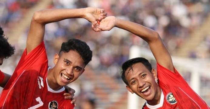 Marselino Ferdinan (kiri) mencetak gol pembuka Indonesia ke gawang Filipina di ajang SEA Games 2023. (Foto: PSSI)