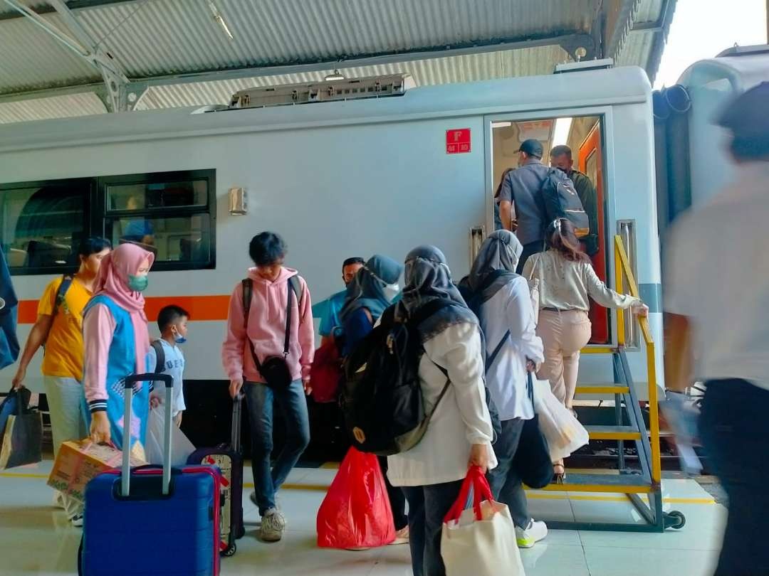 Para penumpang saat naik kereta api dari Stasiun Probolinggo. Jumlah penumpang naik saat balik lebaran tahun 2023 ini. (Foto: Ikhsan Mahmudi/Ngopibareng.id)