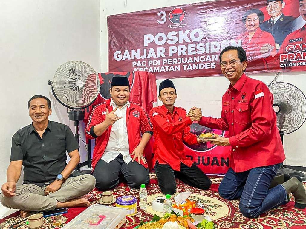 Kader PDIP Surabaya mendirikan Posko Gotong Royong Ganjar Presiden sambil potong tumpeng, Jumat 28 April 2023. (Foto: Dokumentasi PDIP Surabaya)