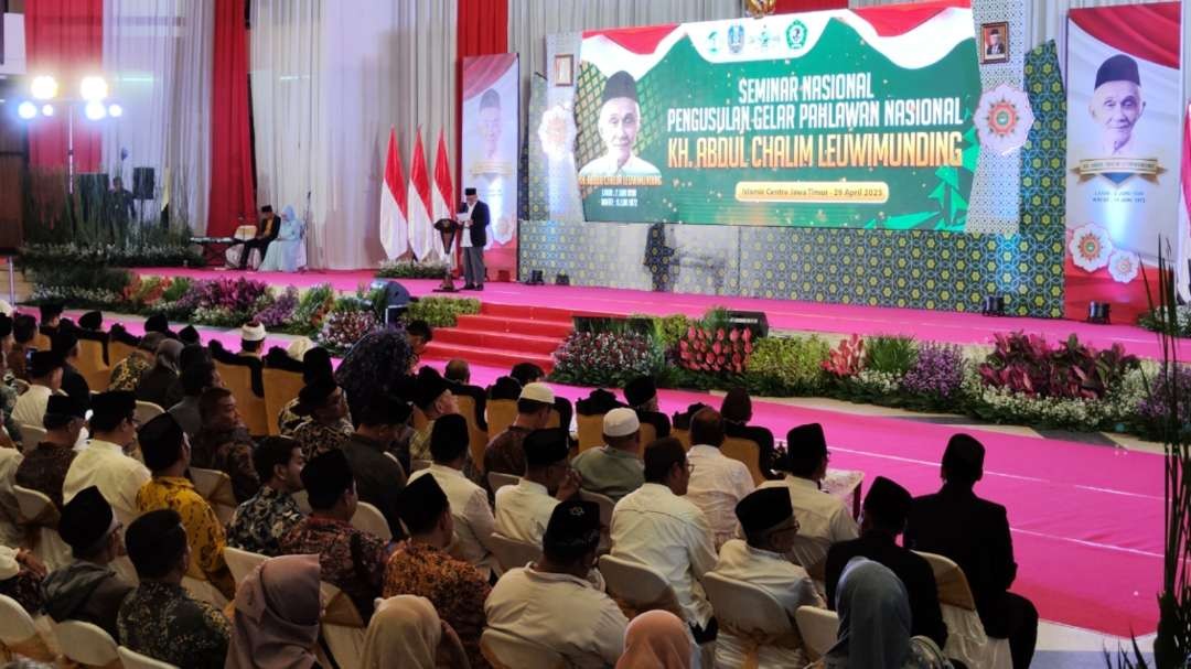 KH Asep Saifuddin Chalim saat menyampaikan sambutan dalam seminar nasional pengusulan gelar Pahlawan Nasional kepada KH Abdul Chalom Leuwimunding di Gedung Islamic Center, Surabaya, Sabtu 29 April 2023. (Foto: Fariz Yarbo/Ngopibareng.id)