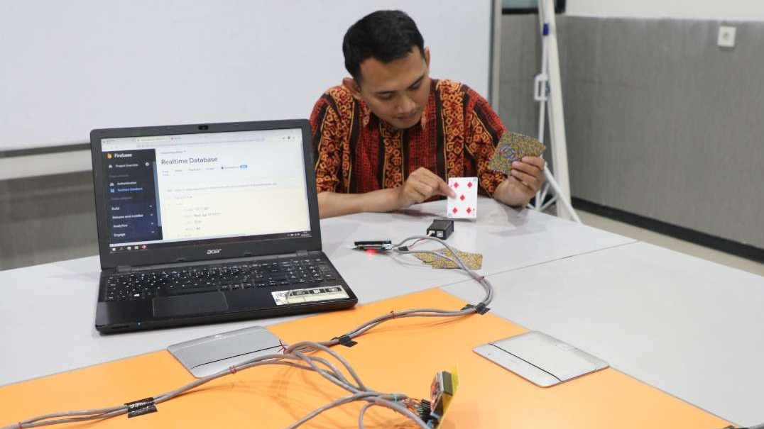 Alumnus Program Studi Teknik Elektro Fakultas Teknik Universitas Surabaya (Ubaya), Irzal Zaini menunjukan inovasi buatannya. (Foto: Pita Sari/Ngopibareng.id)