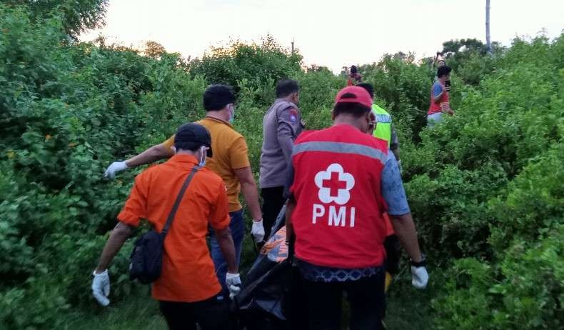 Petugas mengevakuasi mayat korban untuk dibawa ke RSUD dr Koesma Tuban. (Foto: Khoirul Huda/Ngopibareng.id)