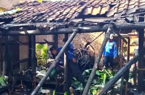 Rumah warga di Desa Patemon, Kecamatan Tlogosari Bondowoso terbakar, mengakibatkan satu orang meninggal dan dua orang luka bakar. (Foto: Guido/Ngopibareng.id)