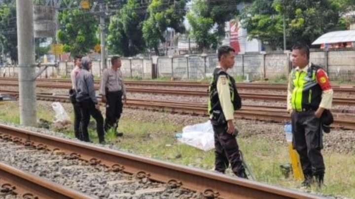 TKP KA Tegal Bahari yang menabrak Kanit Narkoba Polres Metro Jakarta Timur AKBP Buddi Alfrits Towoliu. (Foto: Polres Metro Jakarta Timur)