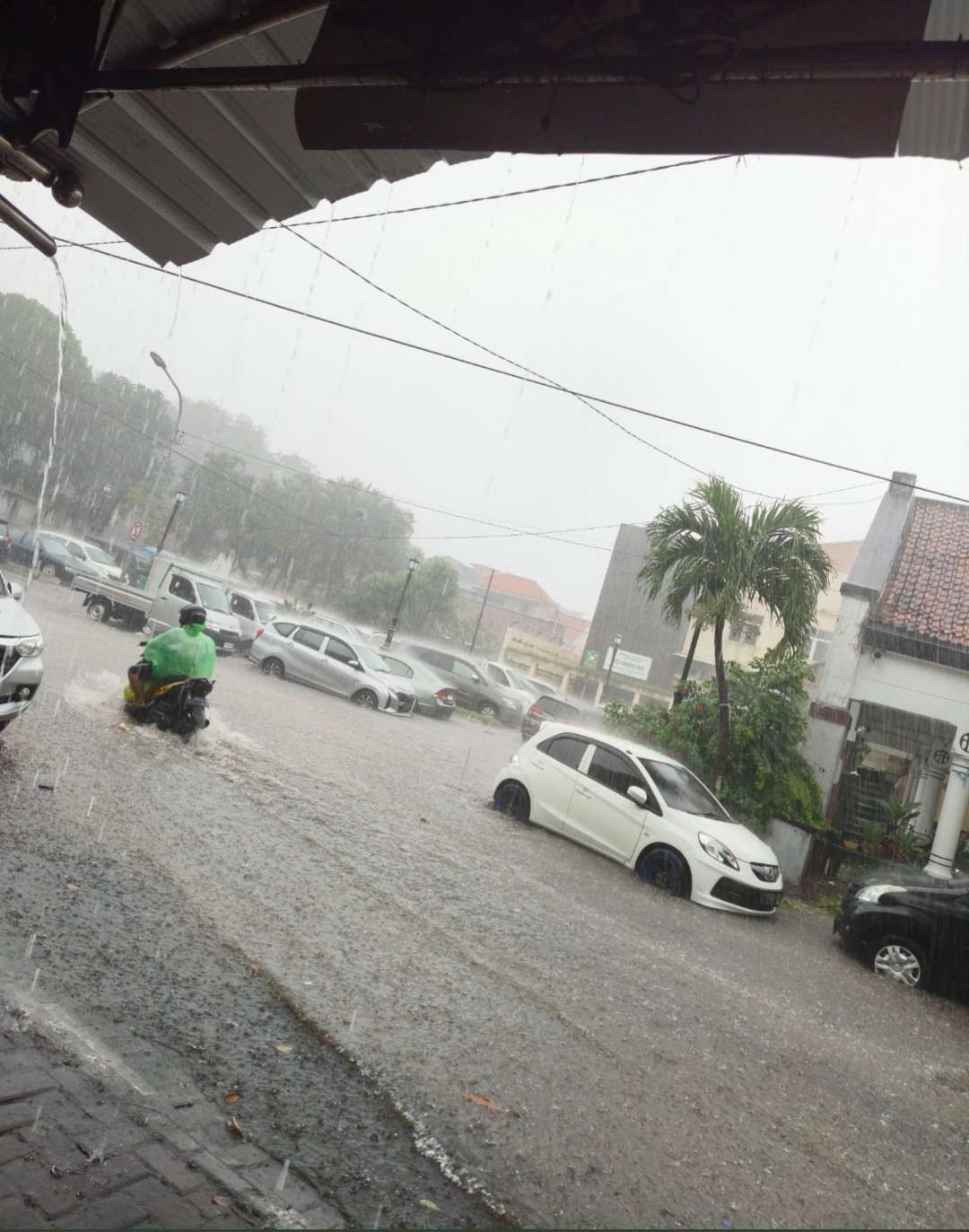 Surabaya banjir akibat intensitas hujan sejak Jumat, 28 April hingga Sabtu 29 April 2023 dini hari. (Foto: Twitter)