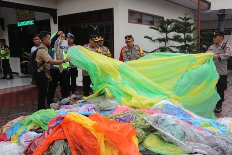 Balon raksasa yang diamankan tim gabungan di sejumlah tempat di Kabupaten Trenggalek, pada Sabtu 29 April 2023. (Foto: dok. Polres Trenggalek)