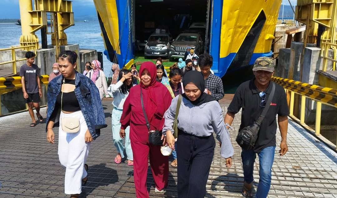 Para pemudik dari Bali turun dari kapal yang membawa mereka dari Pelabuhan Gilimanuk ke Pelabuhan Ketapang pada musim mudik lalu (foto: Muh Hujaini/Ngopibareng.id)