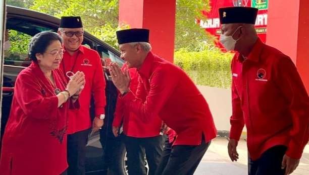 Ganjar Pranowo dampingi Megawati sambut kedatangan elit DPP PPP di Kantor DPP PDIP (Foto MC PDIP)