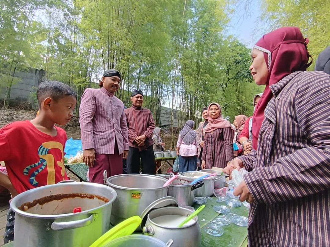 Bupati Ngawi Ony Anwar Harsono, dalam kunjungannya di Pasar Jadul Ahad Legi Desa Tawun, Kecamatan Kasreman, Ngawi, pada Minggu 30 April 2023. (Foto: dok. Kominfo)