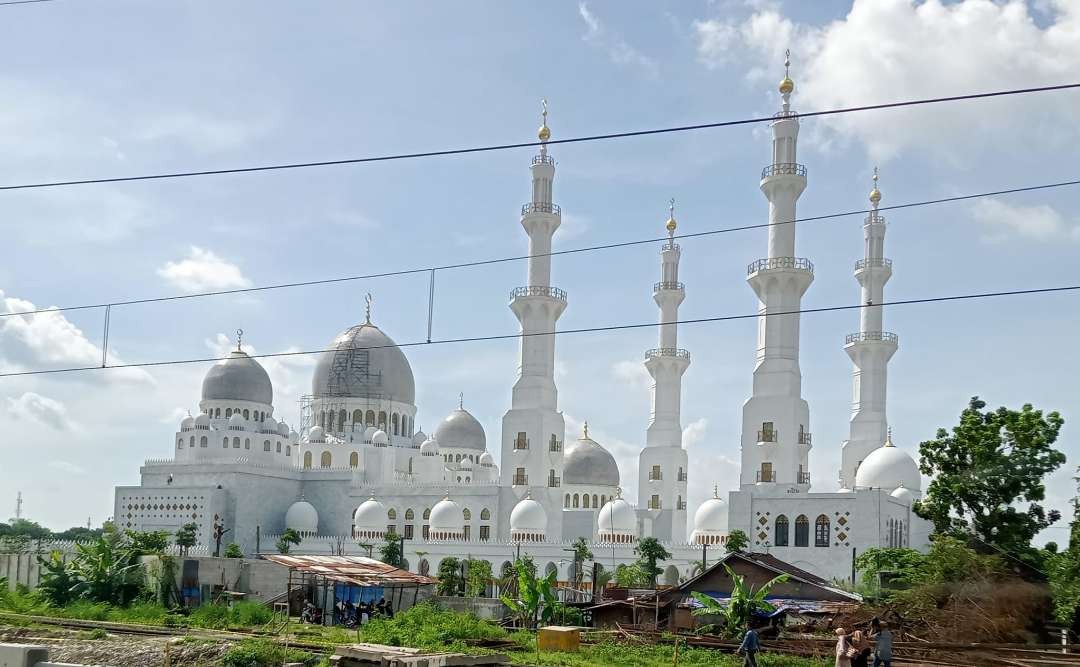 Masjid yang indah siang hari. Keindahan Masjid Syakh Zeyed Surakarta. (Foto: dok/ngopibareng.id)