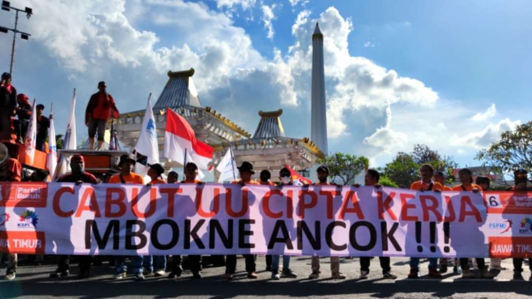 Buruh saat melakukan aksi di depan Kantor Gubernur Jatim, Surabaya, Senin 1 Mei 2023. (Foto: Fariz Yarbo/Ngopibareng.id)