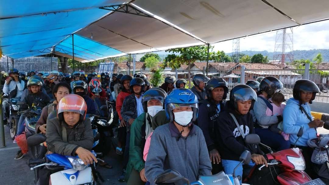 Para pemudik yang menggunakan sepeda motor bersiap naik kapal di Pelabuhan Ketapang, Banyuwangi, Senin siang (Foto: Muh Hujaini/Ngopibareng.id)