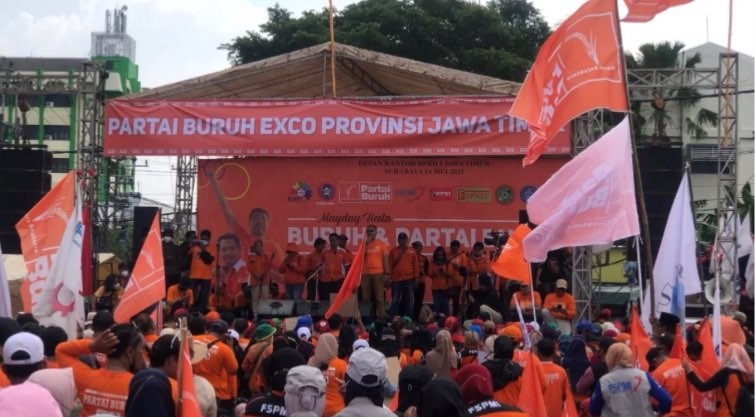 Dapat surat imbauan dari Bawaslu Jatim, Partai Buruh Surabaya tetap bawa atribut saat demo May Day (Foto: Andhi Dwi/Ngopibareng.id)