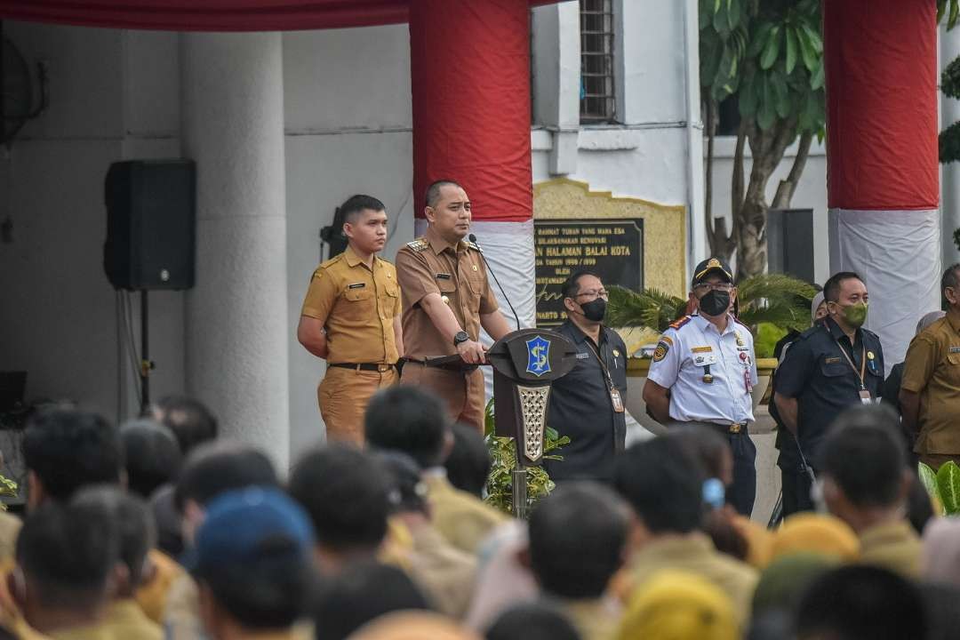 Walikota Surabaya Eri Cahyadi saat menyampaikan tantangan lurah dan camat agar naik pangkat. (Foto: Humas Pemkot)