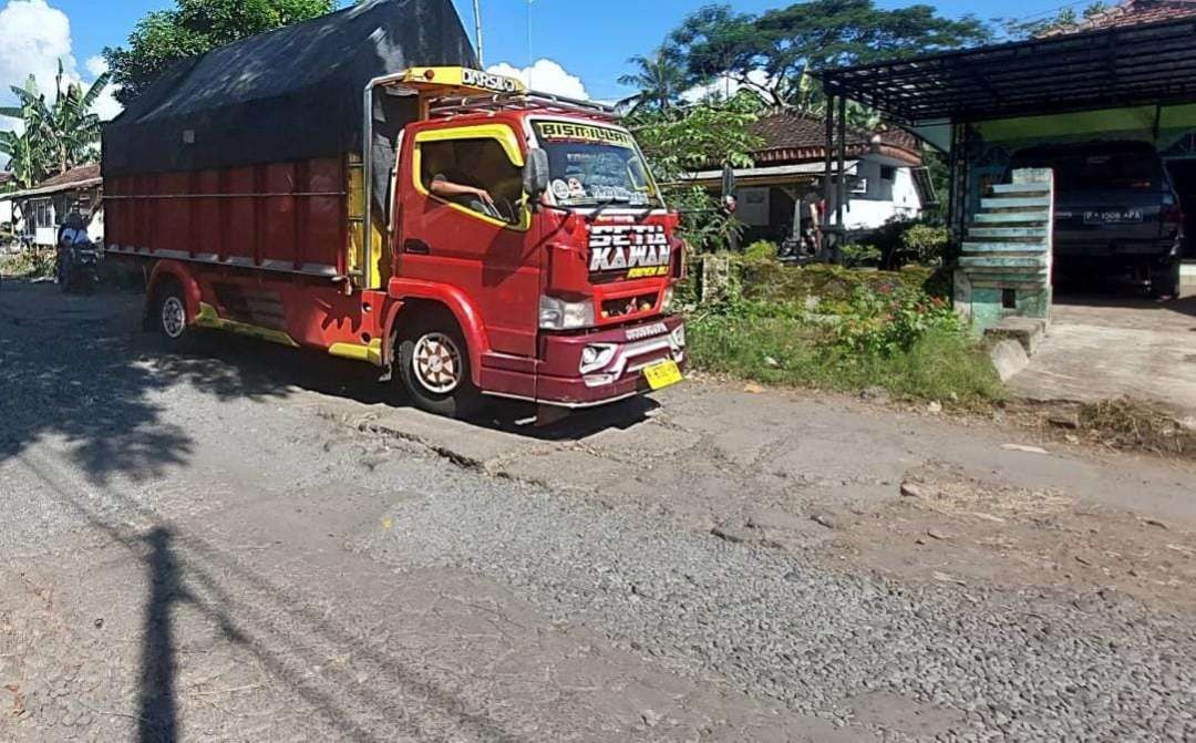 Salah satu sudut jalan yang rusak di Kecamatan Tegalsiwalan, Kabupaten Probolinggo. (Foto: Ikhsan Mahmudi/Ngopibareng.id)
