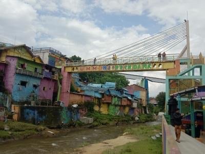 Sejumlah wisatawan berfoto di Jembatan Kaca Kampung Warna-Warni Jodipan (Foto: Lalu Theo/Ngopibareng.id)