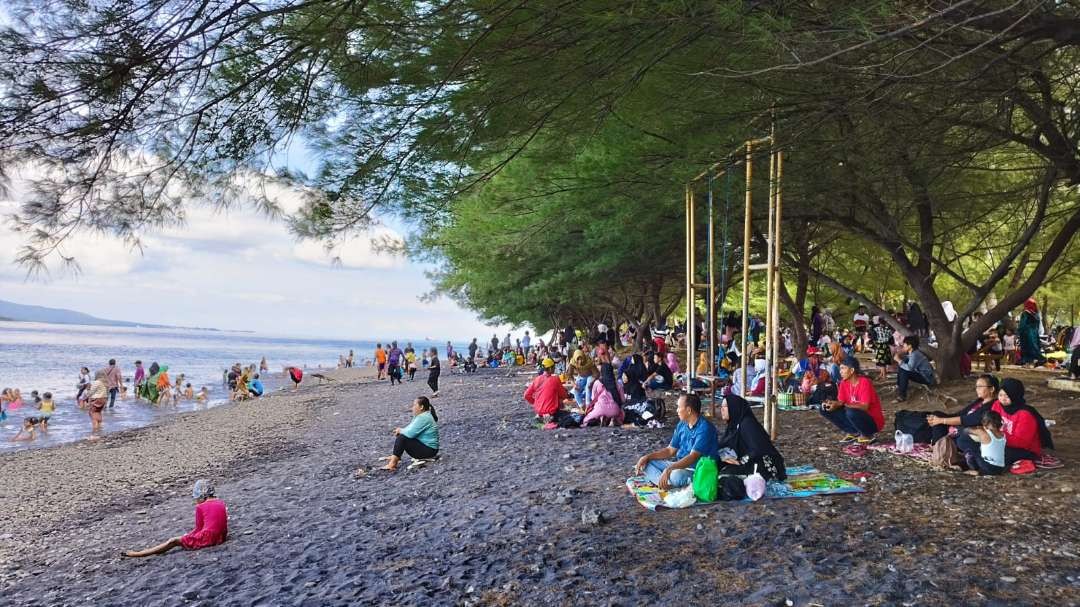 Pantai GWD diserbu ribuan wisatawan pada akhir liburan lebaran (Foto: Muh Hujaini/Ngopibareng.id)