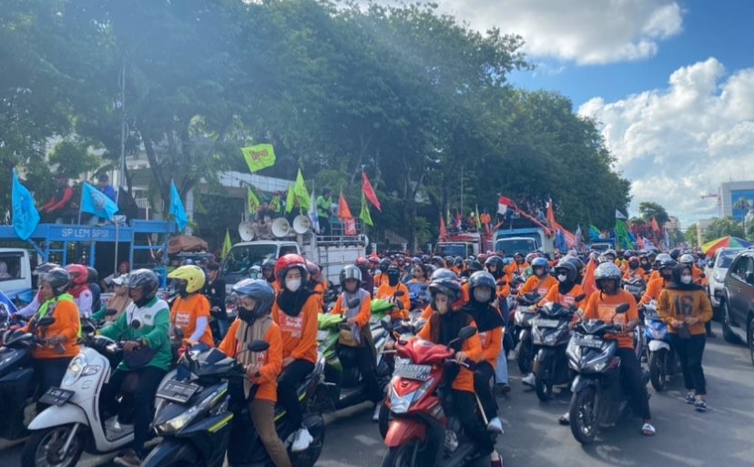 Ribuan massa buruh tiba di Kantor Gubernur Jatim (Foto: Andhi Dwi/Ngopibareng.id)