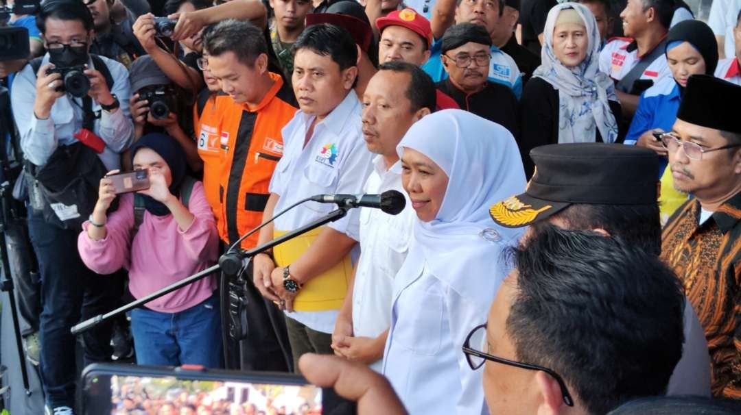 Gubernur Jatim, Khofifah Indar Parawansa saat menemui peserta aksi May Day di Kantor Gubernur Jatim, Surabaya, Senin 1 Mei 2023.