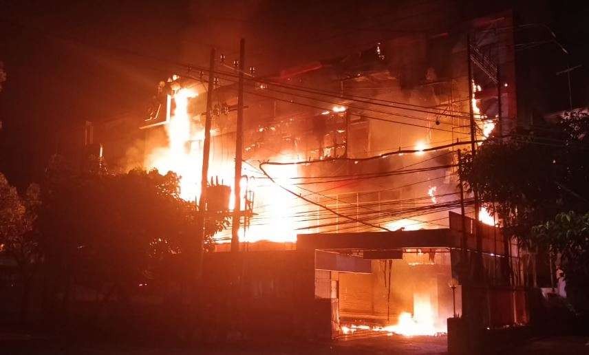 Kebakaran hebat melanda Malang Plaza, Selasa 2 Mei 2023. (Foto: Twitter Pemkot Malang)