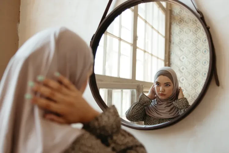 Seorang gadis Muslimah sedang bercermin. (Ilustrasi)