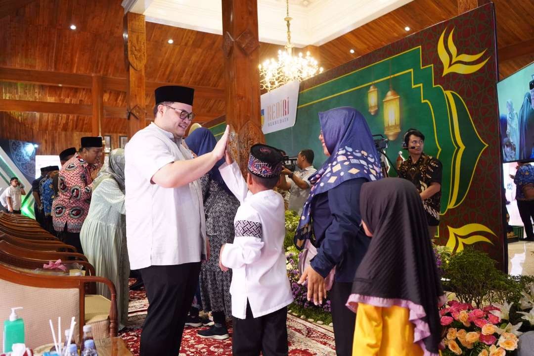 Bupati Hanindhito Himawan Pramana bersama jajaran Forkopimda Kabupaten Kediri mengikuti acara halal bihalal bersama warga. (Foto: Dok Pemkab Kediri)